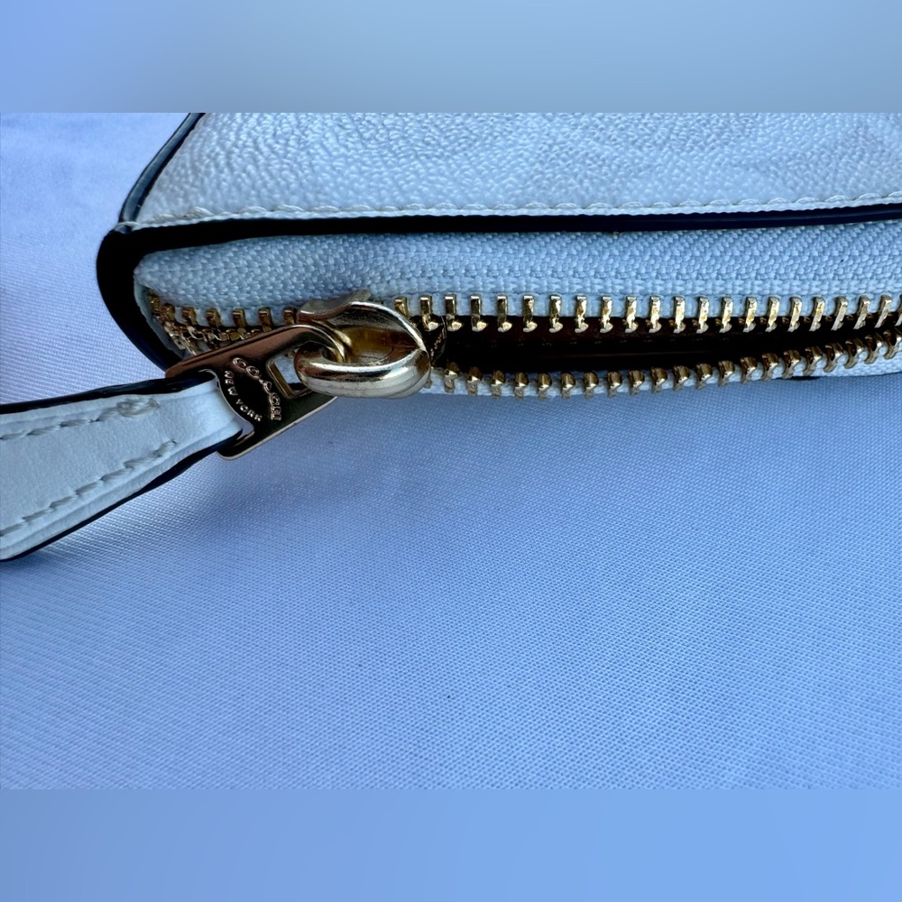 White Coach Bucket Bag with matching wallet - excellent condition - Picture 7 of 15